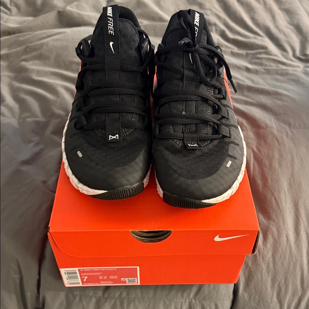 Nike women’s Black and White Athletic Shoes